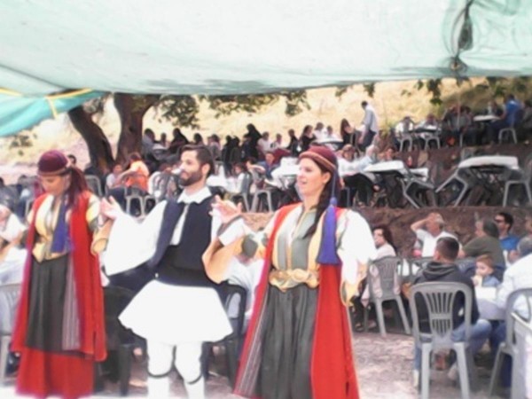 Γλέντι και χορός στην πλατεία του χωριού
