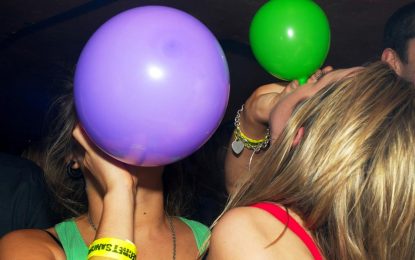 Τι είναι το επικίνδυνο αέριο γέλιου που μπορεί να σε στείλει στην εντατική