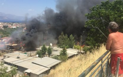 ΣΥΜΒΑΙΝΕΙ ΤΩΡΑ: Μεγάλη φωτιά στον οικισμό «Τριάντειο» στο Αίγιο