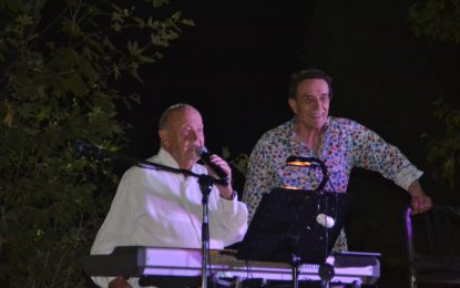 «Ένας ουρανός με αστέρια…» μάγεψε το κοινό στο «Σήμαντρο» Αιγιαλείας – Συγκλονιστικός ο Μίμης Πλέσσας