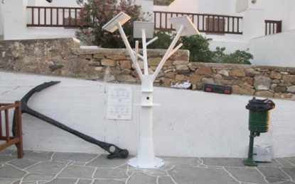 Στη Σίφνο φορτίζουν κινητά και τάμπλετ από ηλιακό δέντρο στο λιμάνι