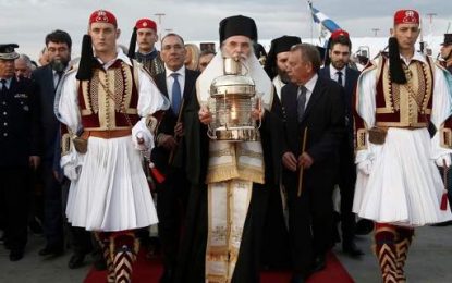 Mε τιμές αρχηγού κράτους έφτασε το Αγιο Φως στην Αθήνα