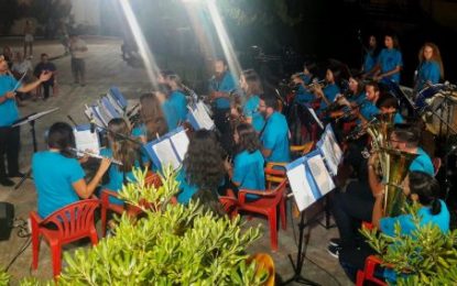 Εντυπωσίασε η Δημοτική Φιλαρμονική Αιγείρας ”Ιωάννης Kοκονέτσης” στις μαγευτικές Αιγές
