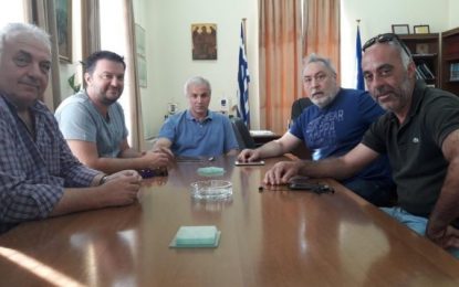 Συνάντηση εκπροσώπων της «μελανόλευκης» διοίκησης με το δήμαρχο Αιγιάλειας