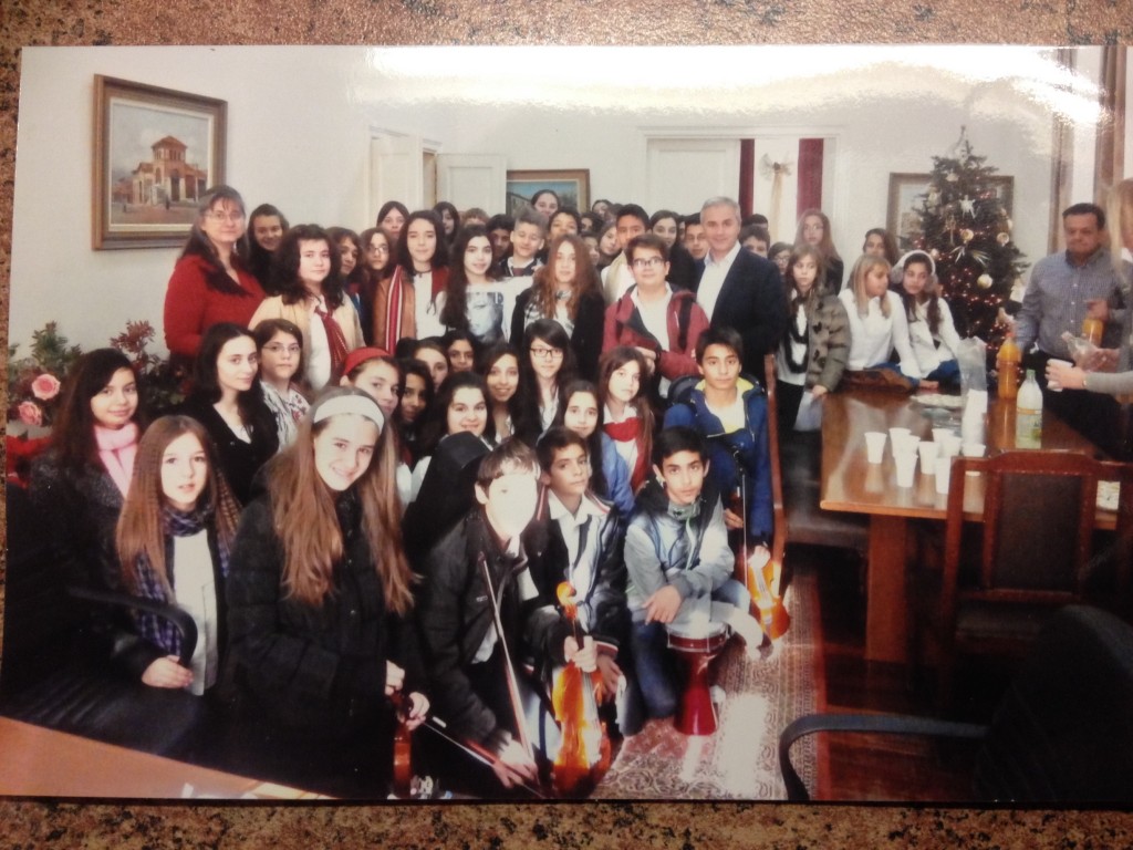 Μαθητές του 1ου Γυμνασίου Αιγίου έψαλαν τα κάλαντα στο Σεβασμιωτάτο κ. Αμβρόσιο και στο Δήμαρχο κ. Παναγόπουλο