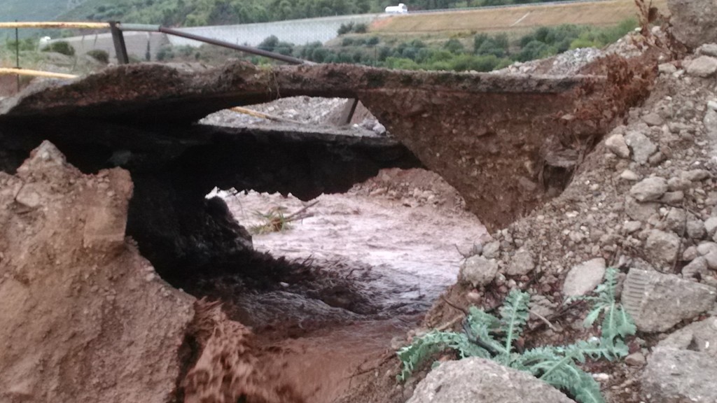 Δείτε φωτό από τη γέφυρα στη Ροδιά που σχεδόν κατέρρευσε