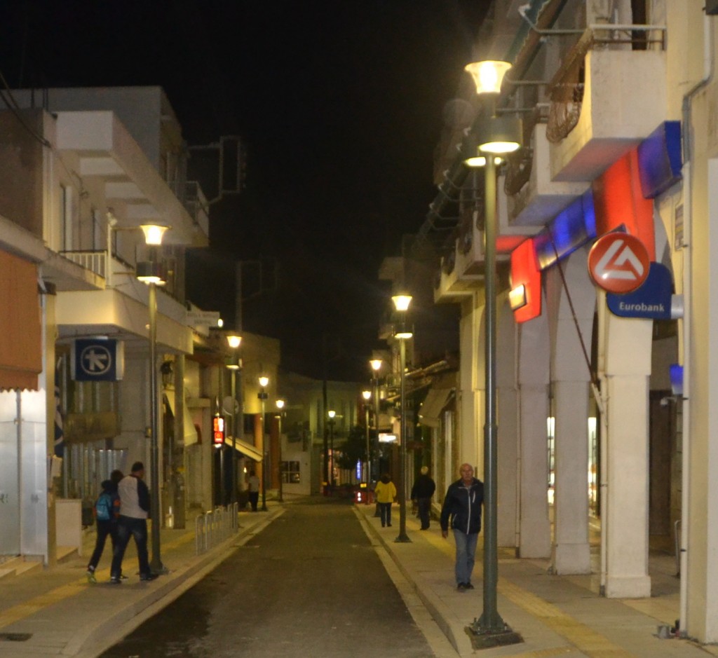 Φωταγωγήθηκε η ανάπλαση στη Μητροπόλεως