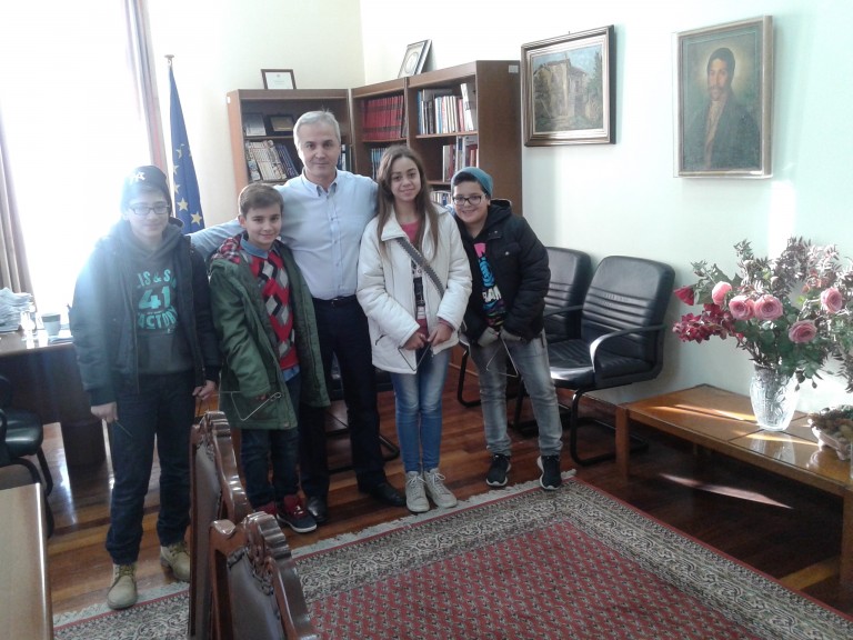 “Τρίγωνα κάλαντα” στο Δημαρχείο Αιγιάλειας