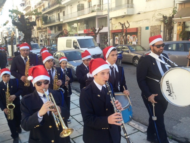 Χριστουγεννιάτικες μελωδίες από τη Φιλαρμονική Αιγίου