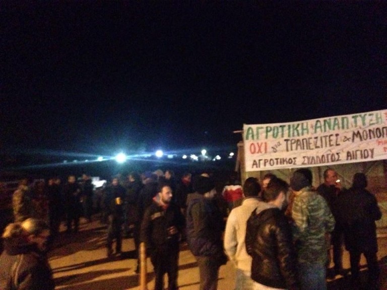 Έκλεισε ο δρόμος από τους αγρότες της Αιγιάλειας απόψε για δύο ώρες στη Ν.Ε.Ο.