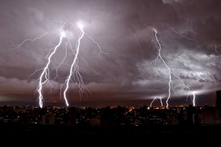 Η μόλυνση του αέρα παράγει ισχυρές καταιγίδες