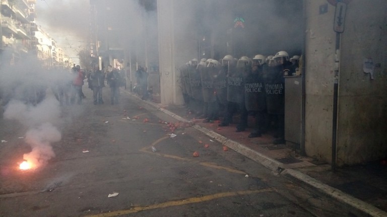 Επεισόδια με χημικά στους αγρότες στο υπ. Αγροτικής Ανάπτυξης