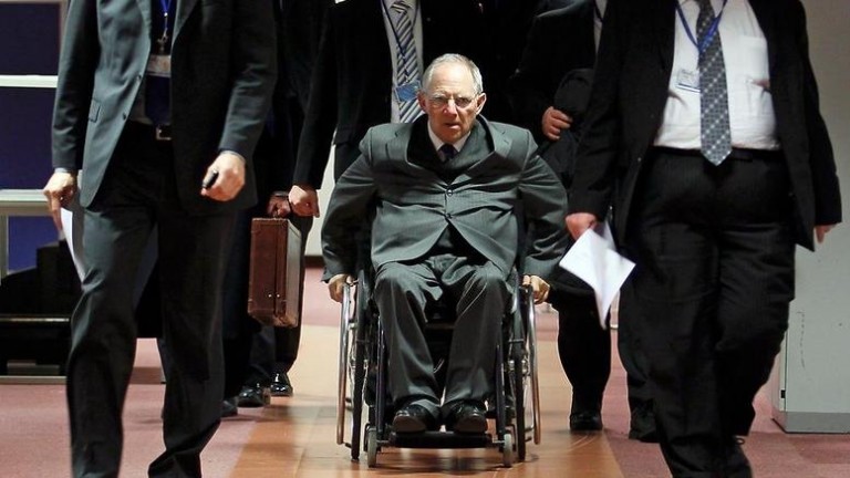 Ξέφυγε πάλι ο Σόιμπλε: Οι Ελληνες θα πρέπει να μου στήσουν ανδριάντα