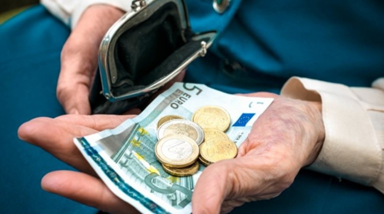 ΙΝΕ-ΓΣΕΕ : Ένα στα δύο νοικοκυριά κάτω από το όριο της φτώχειας