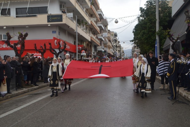 Παρά το ψιλόβροχο έγινε η παρέλαση στο Αίγιο