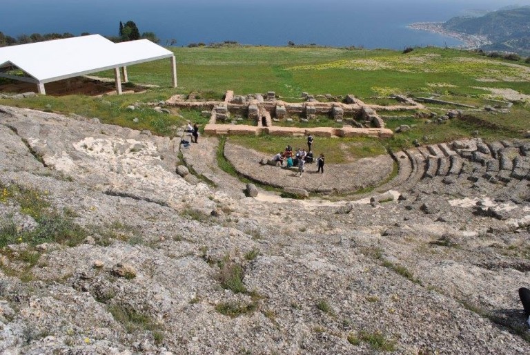Το Γυμνάσιο Αιγείρας υιοθετεί το Αρχαίο Θέατρο Αιγείρας – Η 18η Απριλίου  Διεθνής Ημέρα Μνημείων