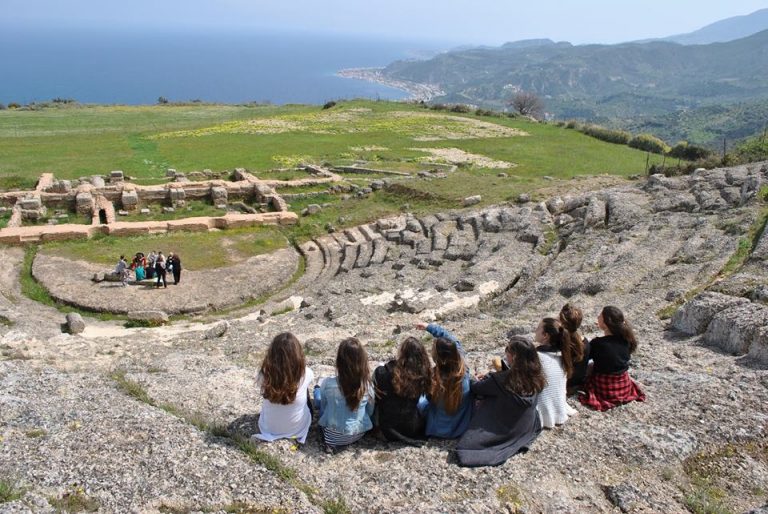 Το Γυμνάσιο Αιγείρας ευχαριστεί όσους βοήθησαν για την εκδήλωση “Υιοθεσία” του Αρχαίου Θεάτρου Αιγείρας