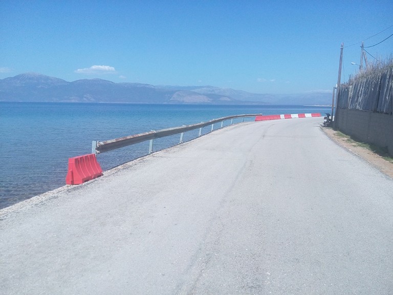 Τοποθετήθηκαν μπάρες σε επικίνδυνη στροφή στην Αλυκή Αιγίου