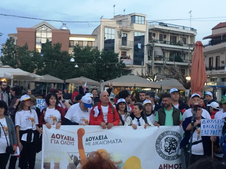 Σε θερμό κλίμα υποδέχτηκε ο Δήμαρχος Αιγιάλειας τους Πατρινούς στην πλατεία Αγίας Λαύρας