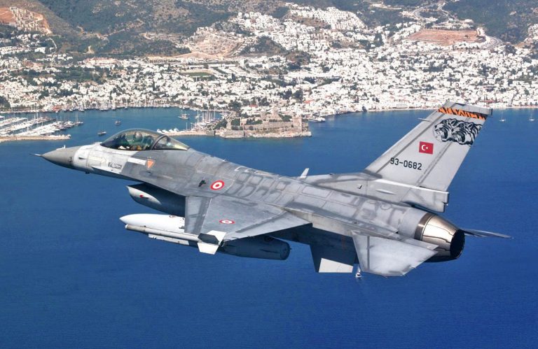Είκοσι παραβιάσεις από τουρκικά αεροσκάφη στο Αιγαίο
