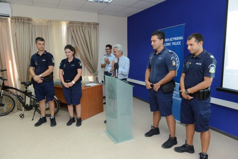 Αστυνομικούς με ποδήλατα, που διέσωσαν Ισπανίδα υπήκοο από πνιγμό, βράβευσε στην Κέρκυρα ο Γεν. Γραμματέας Δημ. Τάξης