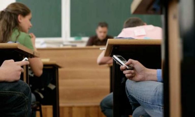 Yπ. Παιδείας: Απαγορεύει τα κινητά στα σχολεία – Το τηλέφωνο στην τάξη κόβει βαθμούς