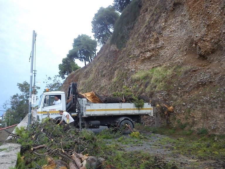 Ζημιές από τη δυνατή νεροποντή και τον ισχυρό άνεμο στην Αιγιάλεια