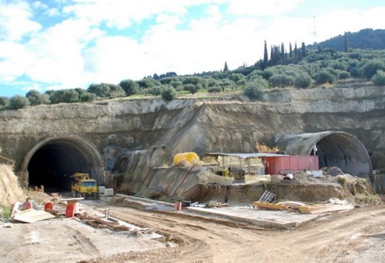 Νεκρός εργάτης σε εργοτάξιο στο Διακοπτό από ανατροπή φορτηγού