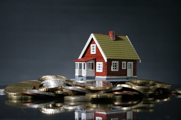 Εφορία: Αναζητά ακίνητα, μετοχές, ομόλογα και καταθέσεις Ελλήνων σε 84 χώρες