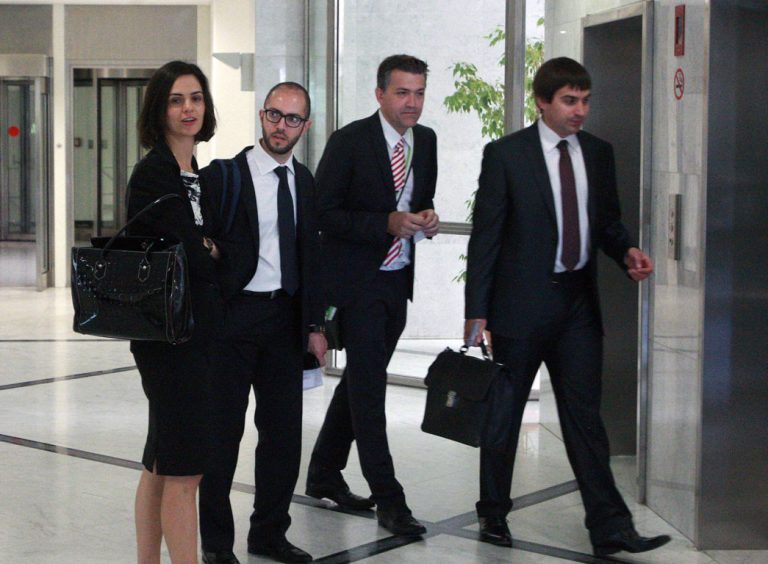 Σύγκρουση με την τρόικα μετά τις εξαγγελίες