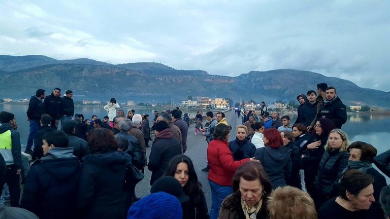 ΑΙΤΩΛΙΚO: Απέκλεισαν τα γεφύρια και ζητούν καθαρό νερό