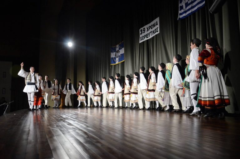 Πλήθος θεατών στην 1η πίτα του Χορευτικού Ομίλου Αιγίου