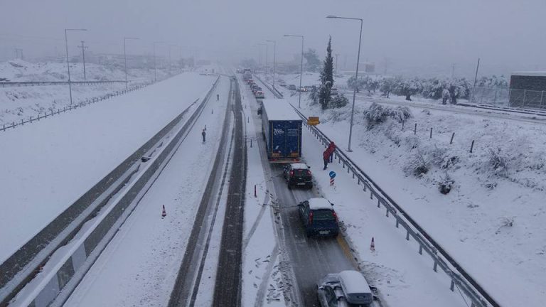 Απαγόρευση κυκλοφορίας οχημάτων άνω των 3,5 τόνων στην Νέα και στην Παλαιά Εθνική Οδό Αθηνών – Πατρών λόγω χιονόπτωσης – παγετού