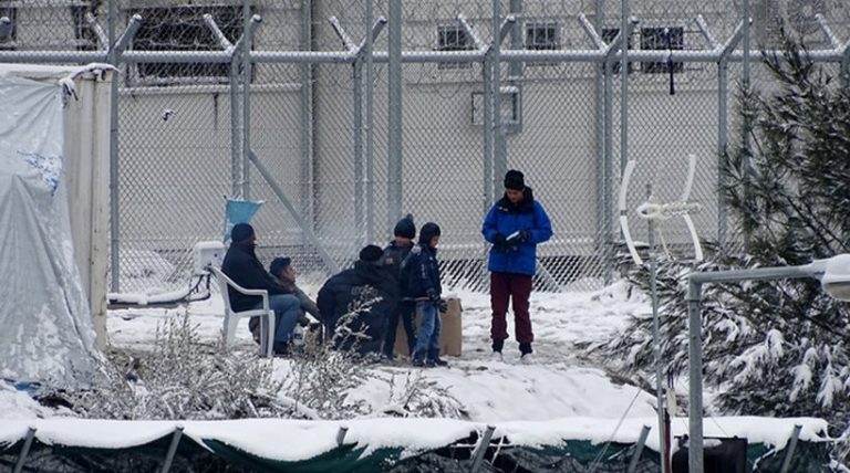 Μόρια: «Θαμμένοι» στο χιόνι οι πρόσφυγες – Η Κομισιόν αδειάζει την κυβέρνηση