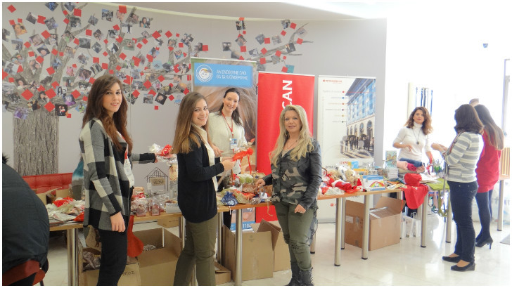 xamogelo - interamerican Στιγμιότυπο από το bazaar που οργανώθηκε για «Το Χαμόγελο του Παιδιού» στα κεντρικά γραφεία της INTERAMERICAN, πριν τις γιορτές των Χριστουγέννων.