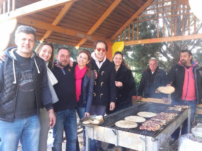 Το… τσίκνισαν στα σχολεία του Αιγίου – Μαθητές, εκπαιδευτικοί και γονείς “το έριξαν για λίγο έξω”