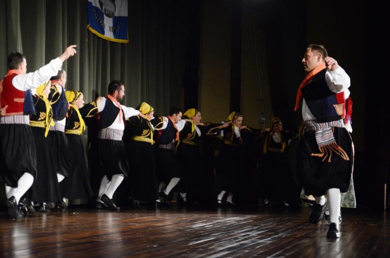 XOΡΕΥΤΙΚΟΣ ΟΜΙΛΟΣ ΑΙΓΙΟΥ: “τα πιο όμορφα πατήματα μες στου χορού τα βήματα”