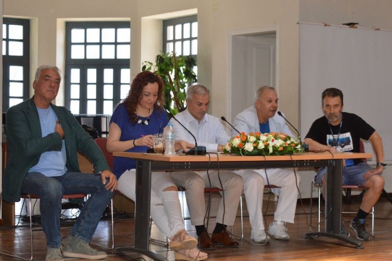 Ποδοσφαιρικός αγώνας μεταξύ βετεράνων Παναιγιαλείου και Μπαρτσελόνα στο Δημοτικό Στάδιο Αιγίου