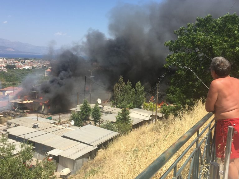 ΣΥΜΒΑΙΝΕΙ ΤΩΡΑ: Μεγάλη φωτιά στον οικισμό “Τριάντειο” στο Αίγιο