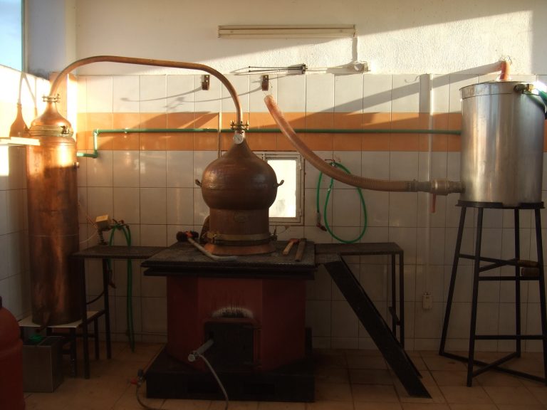 Η αυξημένη φορολογία δημιουργεί ασφυξία στον κλάδο αποσταγμάτων και αλκοολούχων ποτών