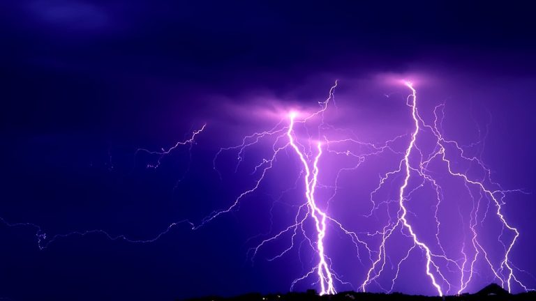 Χαλάζι, κεραυνοί, ισχυροί  άνεμοι και έντονη βροχόπτωση προκάλεσαν προβλήματα στην Αιγιάλεια