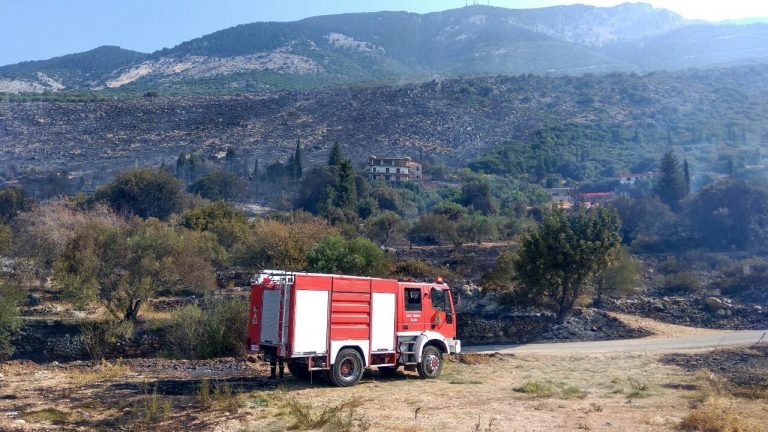 Κεφαλονιά: Σε ύφεση η φωτιά – Kαι Αιγιώτες πυροσβέστες στη μάχη της κατάσβεσης