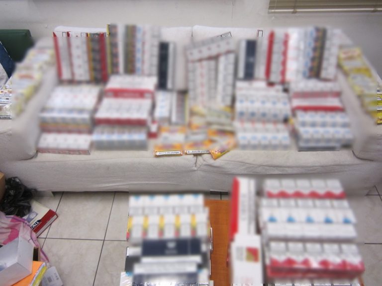 ΠΑΤΡΑ: Κατασχέθηκαν περίπου 50.000 είδη παραεμπορίου, 1.657 πακέτα τσιγάρων και  2.5 κιλά λαθραίος καπνός