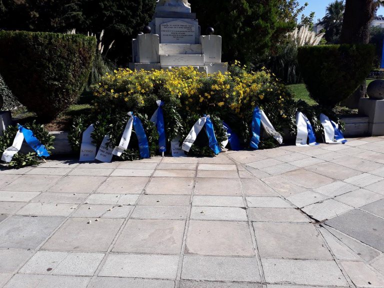 Πραγματοποιήθηκε η κατάθεση στεφάνων στο Μνημείo των Ηρώων στο Αίγιο