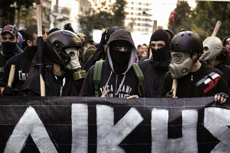 Επίθεση στο Μοναστηράκι: Ομάδες κουκουλοφόρων από 30-40 άτομα έκαναν περιπολίες αναζητώντας θύματα.