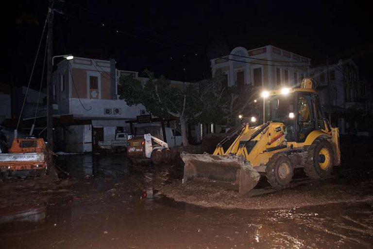Η πιο δύσκολη νύχτα για τη Δυτική Αττική που θρηνεί 15 νεκρούς