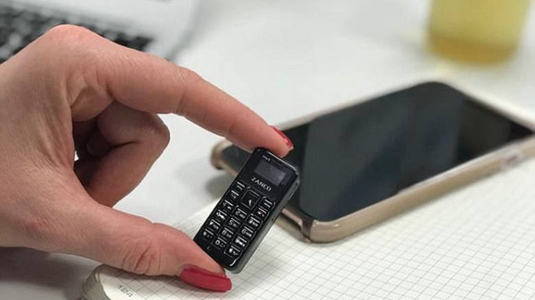 Το μικρότερο κινητό του κόσμου έχει το μέγεθος ενός… αντίχειρα (pic)