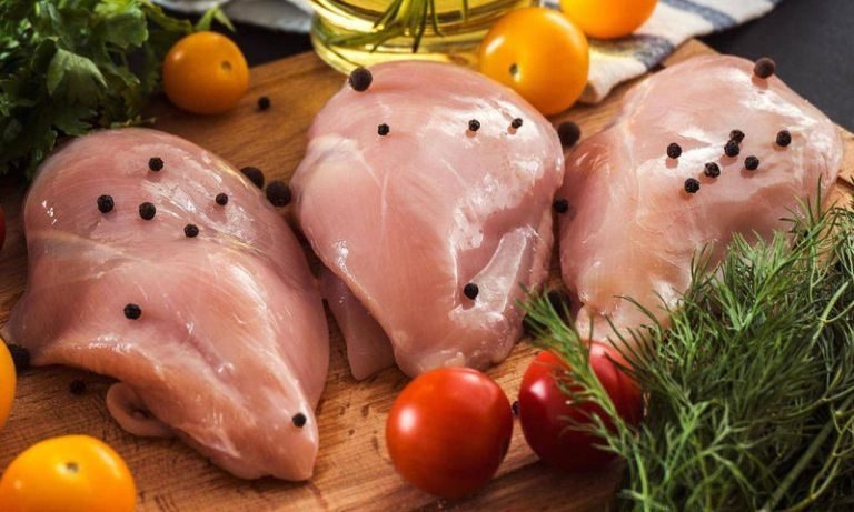 Τι δείχνουν οι λευκές γραμμές στο ωμό κοτόπουλο