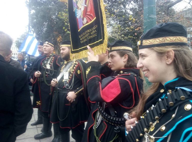 Όλα έτοιμα στο Σύνταγμα: Ξεχωριστή νότα οι άνδρες και οι γυναίκες με στολές Μακεδονομάχων