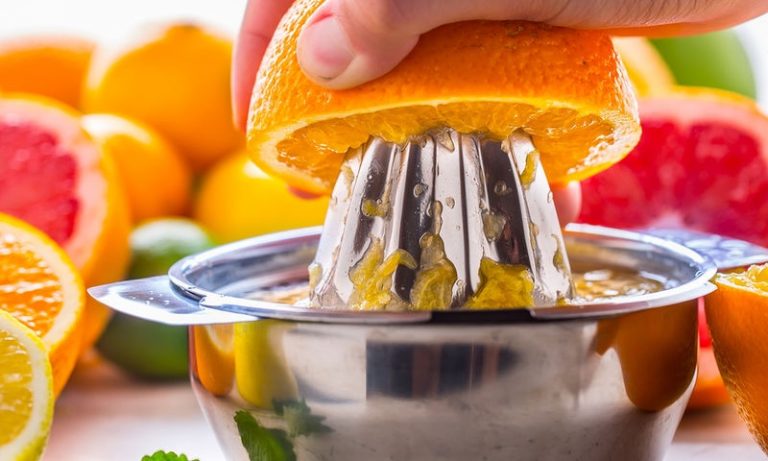 Γατί δεν πρέπει να πίνετε χυμό με άδειο στομάχι